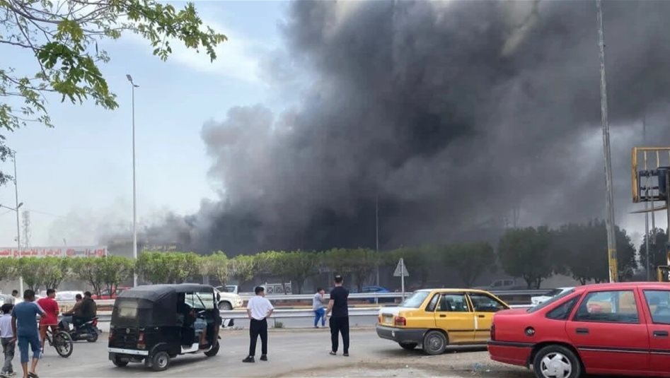 حريق ضخم يلتهم معملاً للإسفنج في ساحة عدن ببغداد