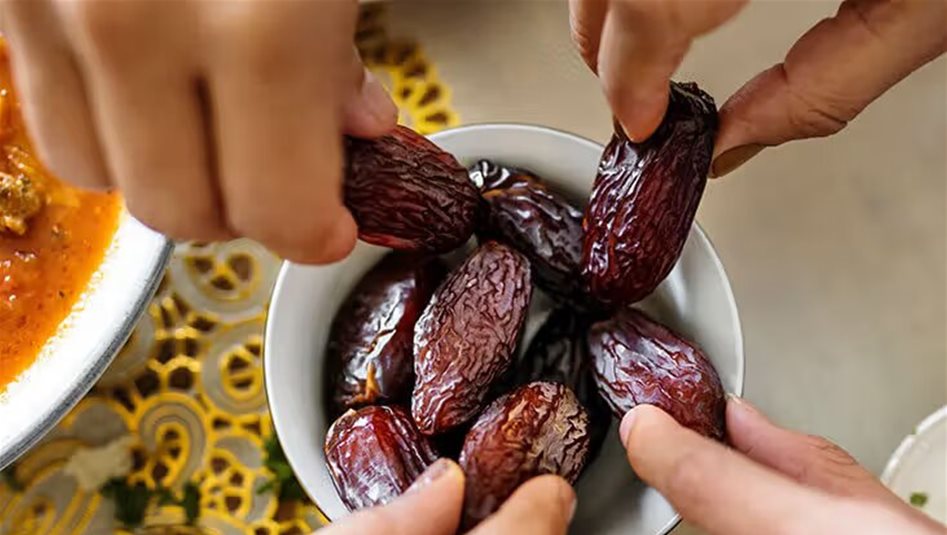 كم حبة تمر تحتاج يومياً؟ خبراء يجيبون