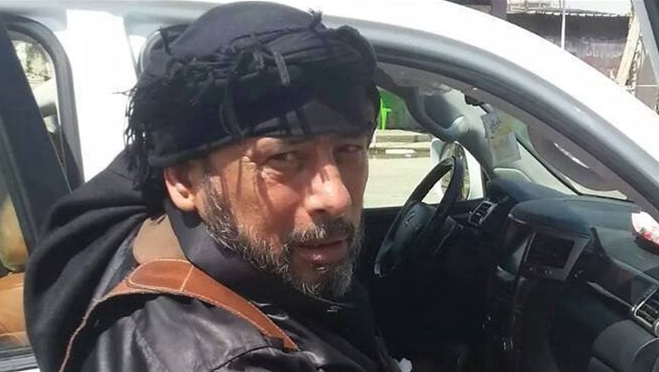 بالصور.. قوة تداهم منزل ابو درع وتضبط اسلحة باحد مقاره 