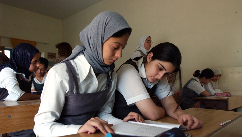 حملة حكومية لطالبات المدارس وquot;أمين وأمانquot; للحد من اختراق الهواتف 