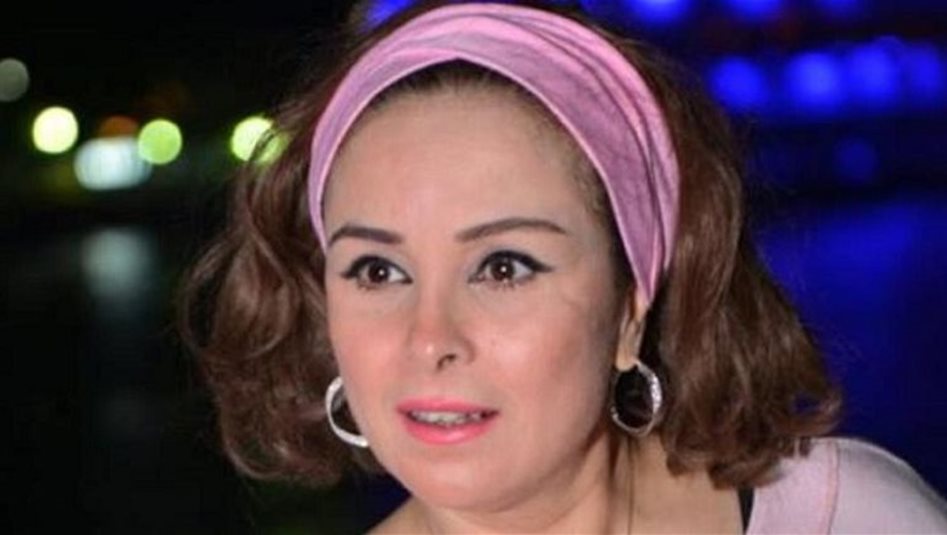 الحزن يتسبب بنقل فنانة مصرية شهيرة إلى المستشفى