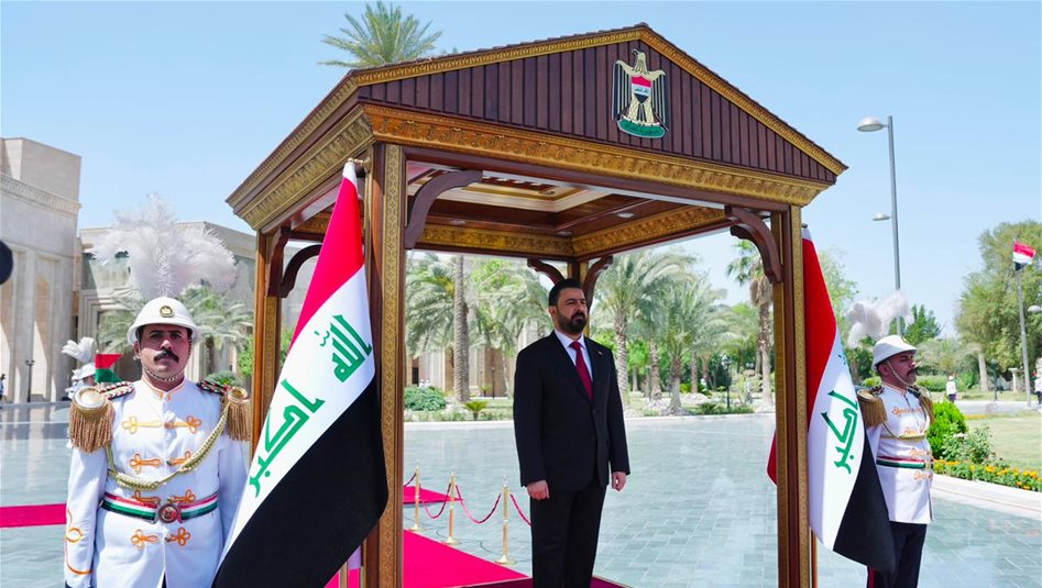 بالصور.. رئيس الوزراء يتسلم مهامه رسمياً رئيساً للحكومة