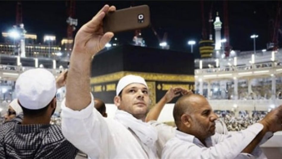 رسالة للحجاج المنشغلين بالتصوير في الكعبة