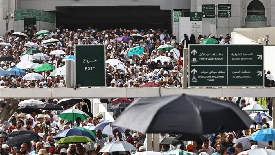 حجاج بيت الله الحرام يتدفقون إلى "منى" لبدء يوم التروية