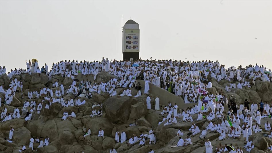 الحجاج ينفرون إلى مزدلفة بعد الوقوف بعرفة وأداء الركن الأعظم