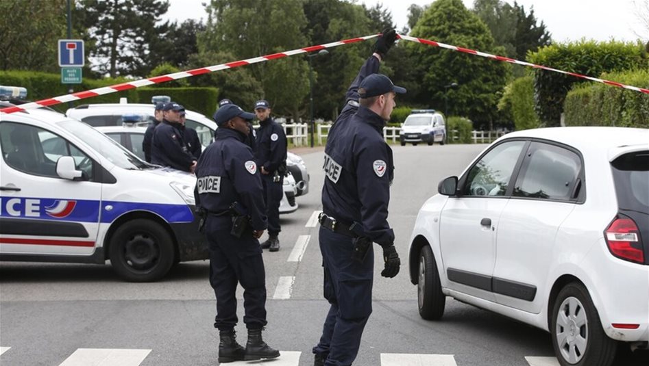 Paris'in Bobigny banliyösünde saldırgan polis ateşiyle öldü