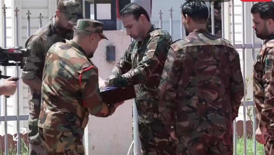 سرايا السلام تسلم ملفها إلى القوات الأمنية في مقر قيادة عمليات سامراء