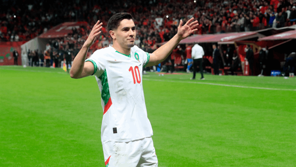 دياز يجبر مشجعا على خلع قميص برشلونة