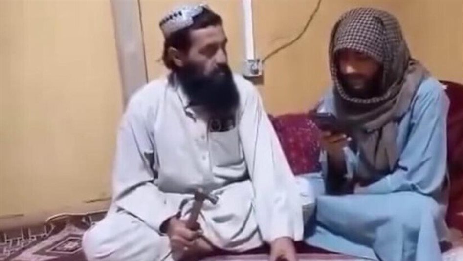 زعيم "طالبان" يصدر أمرا بحظر الهواتف الذكية (فيديو)