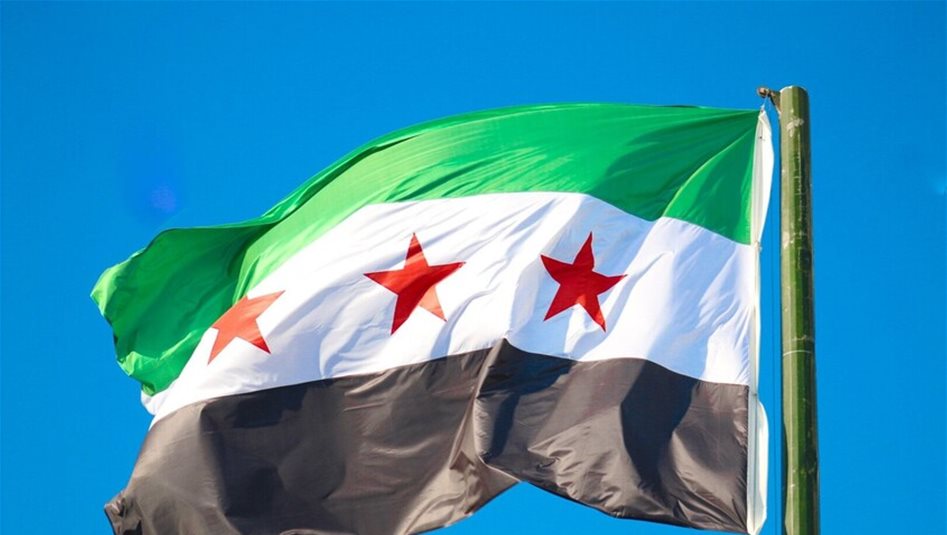 هجوم انتحاري يستهدف معسكراً لوزارة الداخلية السورية في الرقة ويوقع قتيلين