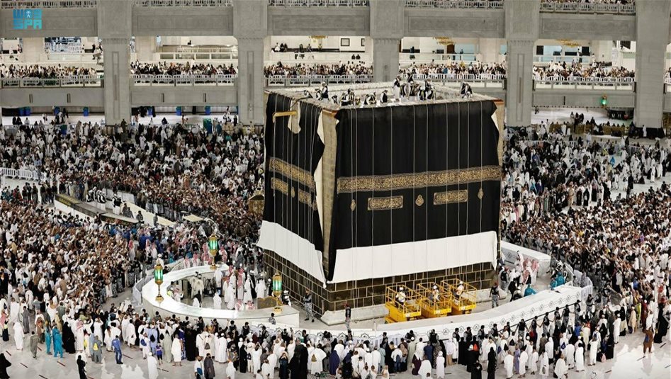 استبدال كسوة الكعبة المشرفة