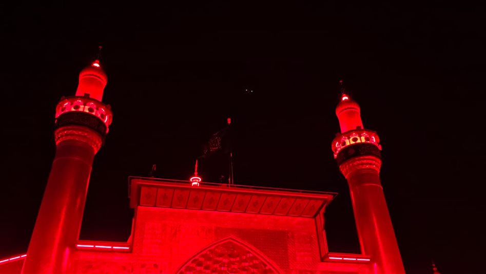 بالصور.. العتبة العلوية المقدسة ترفع راية الحزن إيذانا بحلول شهر محرم