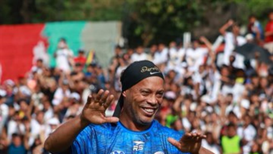 رونالدينيو يعود إلى الملاعب في مفاجأة تاريخية 