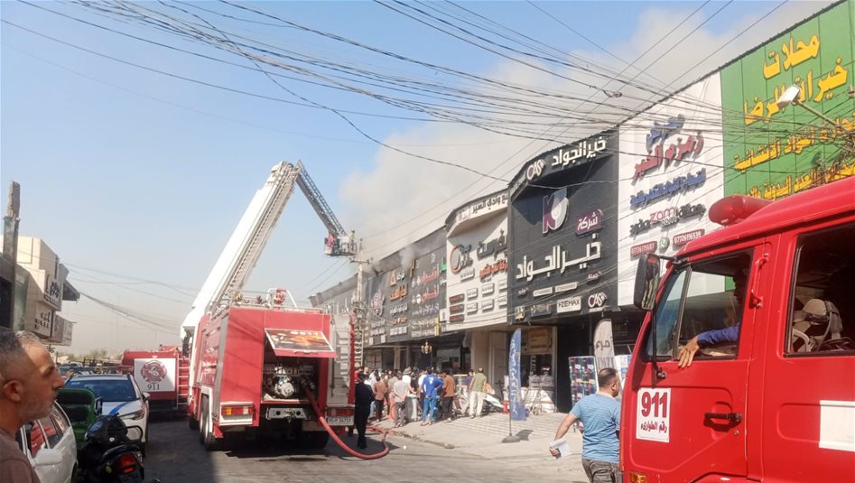 العراق – بالصور: حريق يلتهم مجمعاً تجارياً في الكرادة