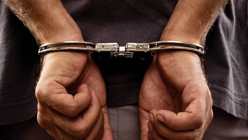 قوة امنية تعتقل محافظين سابقين خلال حملة مكافحة الفساد