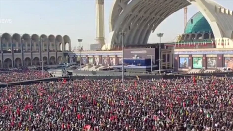 الايرانيون يلقون النظرة الأخيرة على جثمان السيد الخامنئي في مصلى الخميني