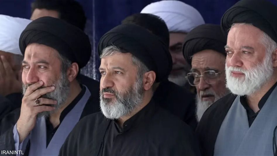 في أول ظهور علني بعد رحيله.. أبناء السيد علي الخامنئي يؤدون صلاة الجنازة (فيديو)