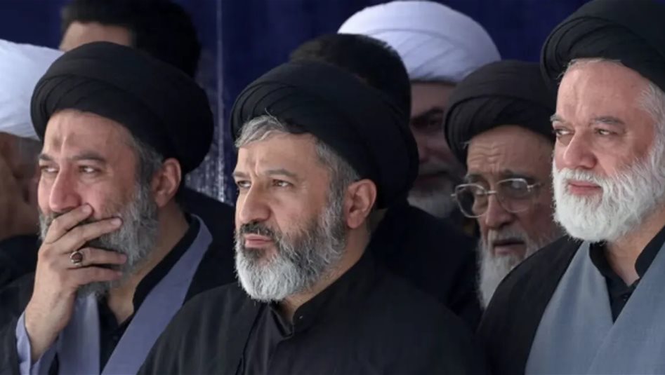 أبناء السيد الخامنئي يظهرون بجنازة والدهم.. من هم؟