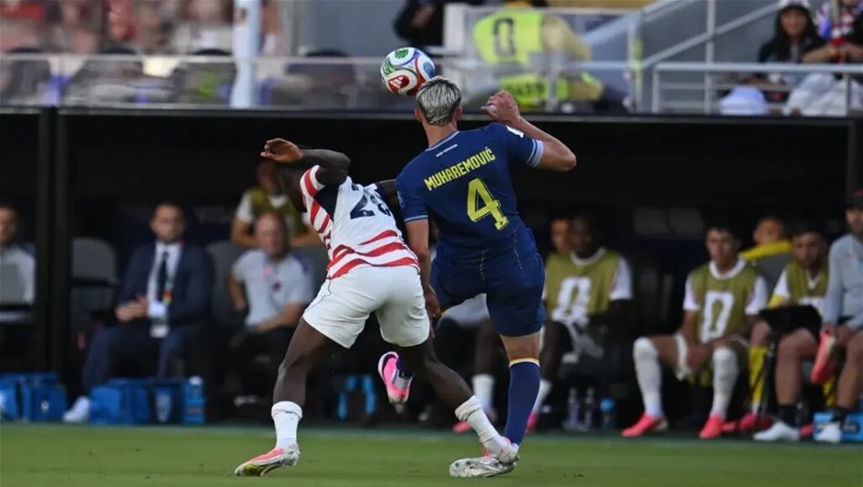 جدل واسع بسبب إلغاء طرد مهاجم منتخب أمريكا قبل مباراة بلجيكا