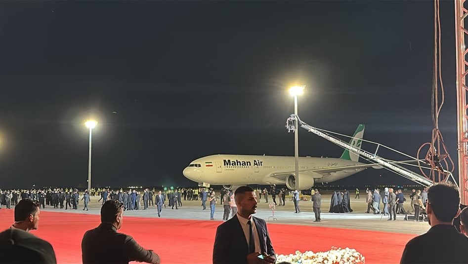 جثمان السيد خامنئي يصل الى مطار النجف الدولي (صور)