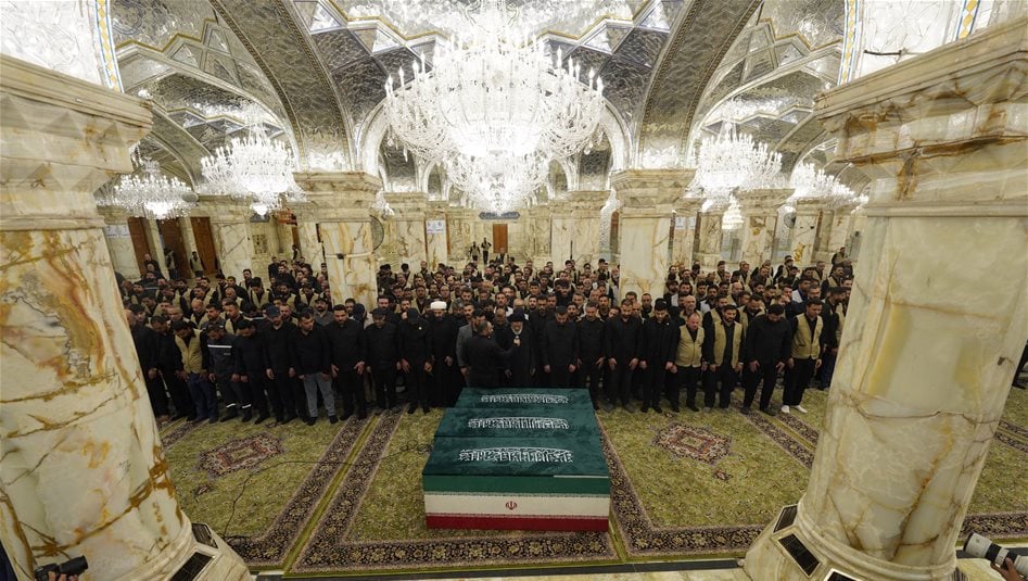بالصور والفيديو.. مراسم تشييع جثامين السيد الخامنئي وعائلته في مرقد الإمام علي (ع)