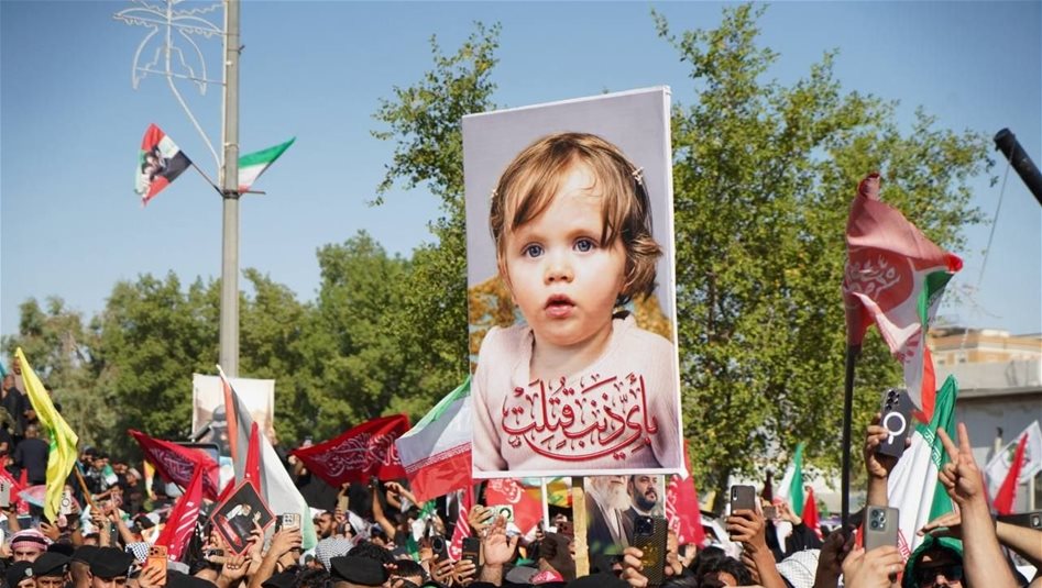 من قلب النجف.. مشاهد توثق تفاصيل التشييع المليوني للسيد الخامنئي (شاهد)
