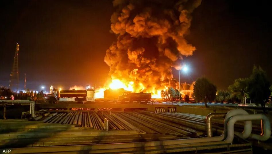 İran'ın batısındaki petrol rafinerisinde yangın çıktı.