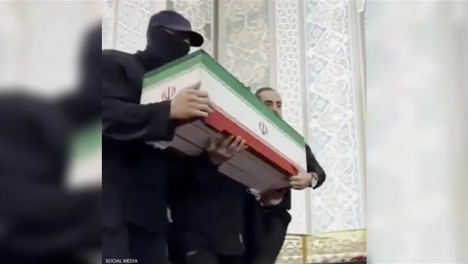 بعد الجدل الواسع.. الكشف عن هوية "الرجل المقنّع" في جنازة السيد الخامنئي
