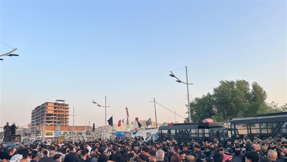 بالصور والفيديو.. غاضبون امام مقر القنصلية الكويتية في البصرة