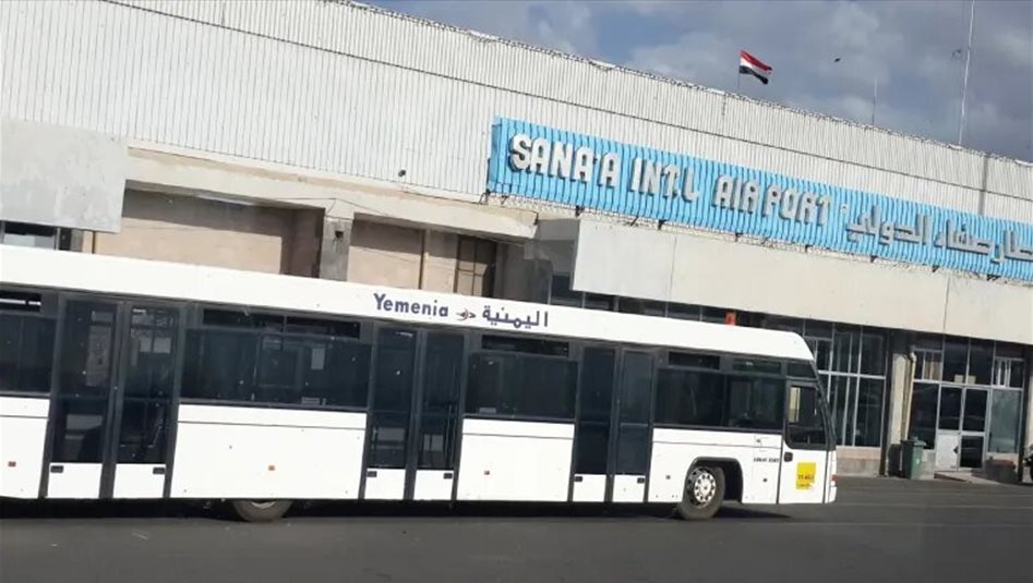 اليمن.. الحكومة تقصف مطار صنعاء لمنع "رحلة إيرانية" والحوثيون يتهمون السعودية