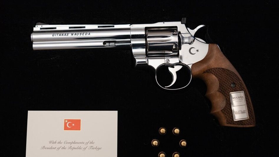 أردوغان يهدي ترامب هدية مميزة