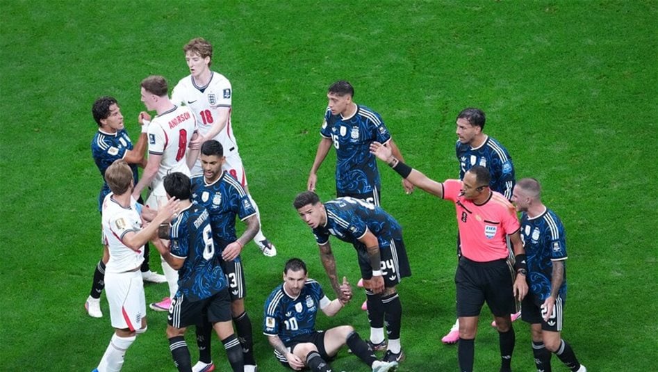 بعد لافتة "المالفيناس".. هل يواجه منتخب الأرجنتين عقوبات من فيفا؟