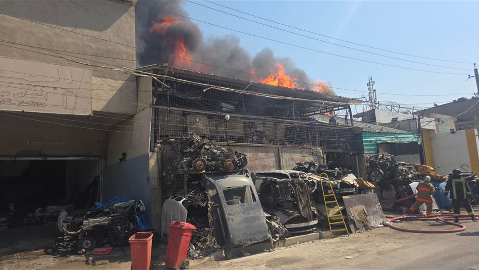 الدفاع المدني يخمد حريقاً داخل مجمع لبيع الأدوات الاحتياطية في الكرادة