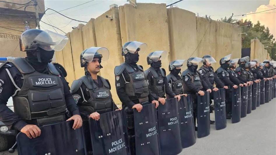 بالفيديو.. قوات الشغب تعتدي على ضابط متقاعد من ذوي الإعاقة البصرية