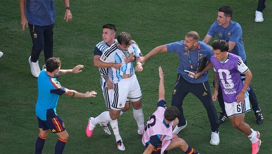 سلوك مشين.. اعتداء بعض لاعبي الأرجنتين على أحد لاعبي إسبانيا بعد الهزيمة