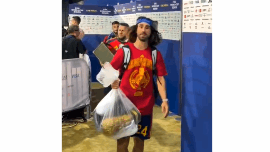 مشهد مثير للجدل.. كوكوريا يضع لقب كأس العالم في "كيس" (فيديو)
