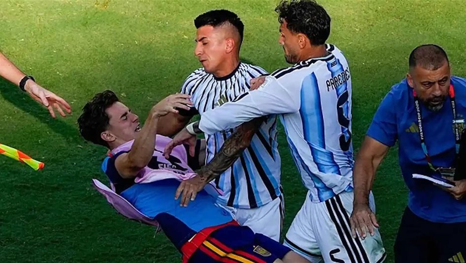 الفيفا يفتح تحقيقًا ضد لاعبي الأرجنتين