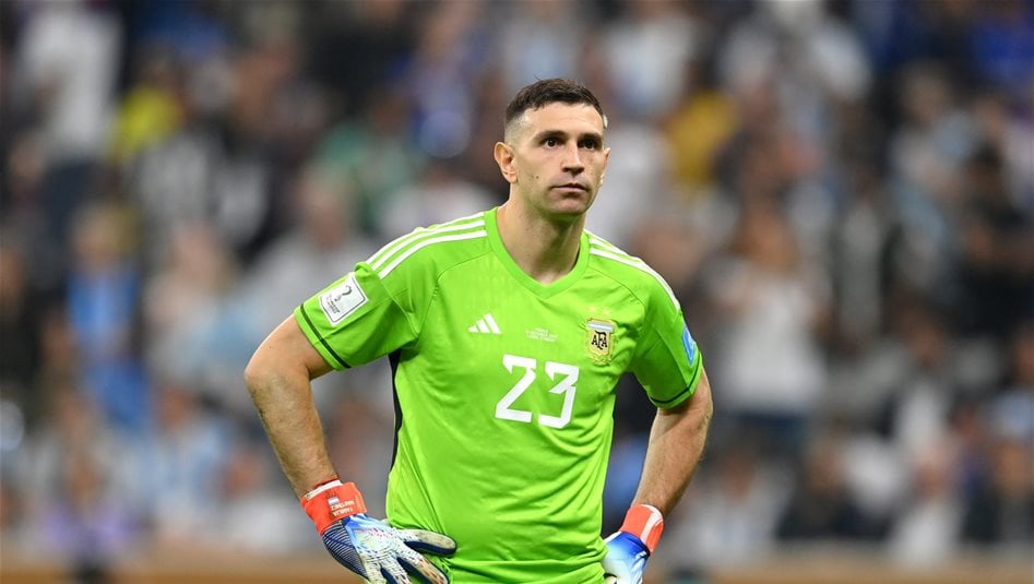 مارتينيز يلمح إلى إمكانية اعتزال اللعب الدولي بعد خسارة مونديال 2026