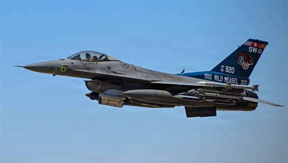 المركزية الأميركية: مقاتلة F-16 تقلع من قاعدة في الشرق الأوسط والقوات متأهبة
