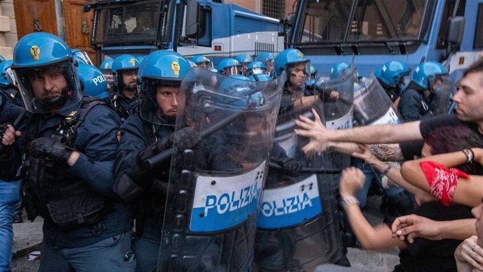 إصابة أكثر من 60 عنصر شرطة في اشتباكات مع متظاهرين بإيطاليا