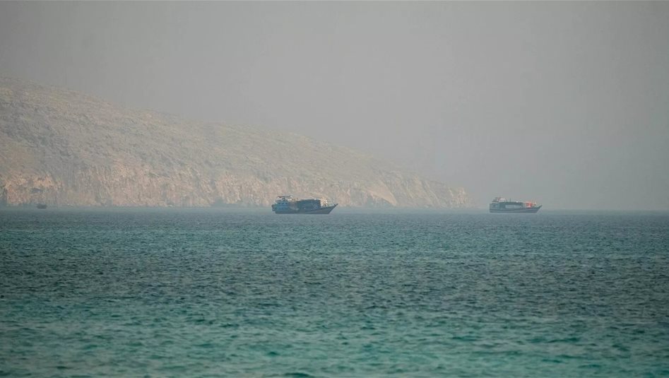 انفجار ناقلة نفط في مضيق هرمز بعد اصطدامها بلغم بحري