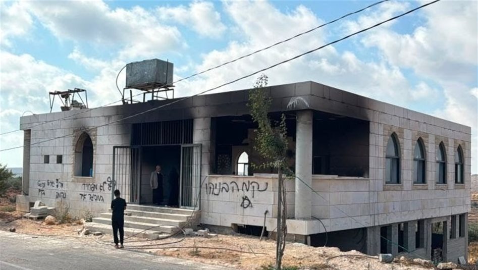 مستوطنون يضرمون النار بمسجدين في الضفة الغربية