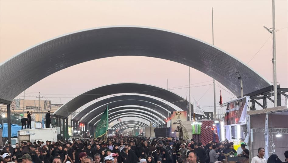 بالصور.. توافد الزائرين على محور كربلاء - النجف لإحياء زيارة الأربعين