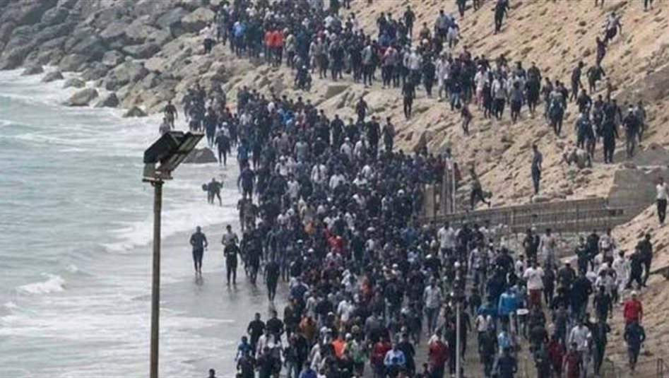 دخول 49 الف مهاجر الى اسبانيا يدفع الحكومة الى ارسال تعزيزات عسكرية