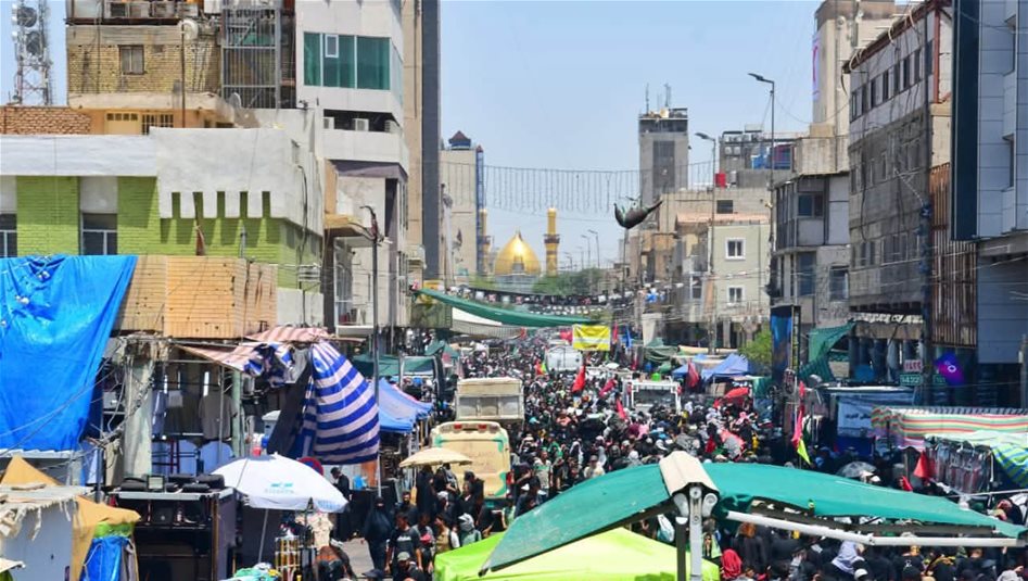 مشاهد من قلب كربلاء.. شارع قبلة الإمام العباس (ع) يغصُّ بآلاف الزائرين (صور)