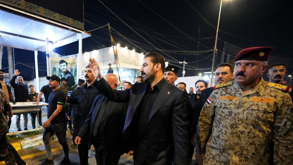 "لا تعوف الفاسدين.. الشعب كله وياك".. الزائرون يستقبلون الزيدي في كربلاء 