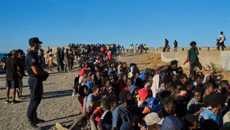 معاناة المهاجرين في سبتة.. أطفال وقاصرين ونساء يفترشون الأرصفة وملف الهجرة يعود للواجهة