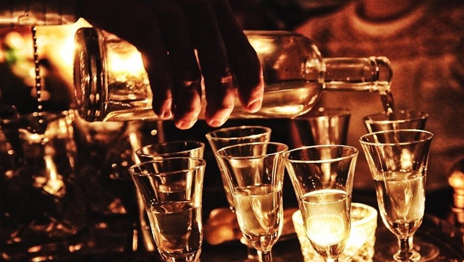 الكحول المغشوش.. سمّ يهدد بفقدان البصر