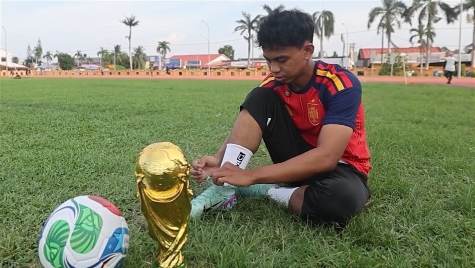 شبيه لامين يامال يخطف الأنظار في ماليزيا.. هل يلتقي نجم برشلونة؟