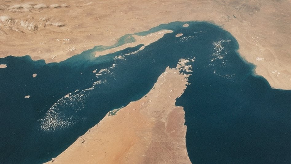 إيران تؤكد استمرار سيطرتها على مضيق هرمز وتضع شروطاً لإعادة فتحه